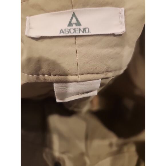 Ascend‎ Womens Lightweight Hiking /travel Shorts. Tan. Size 4. 5" Inseam Size 4 - Picture 4 of 5